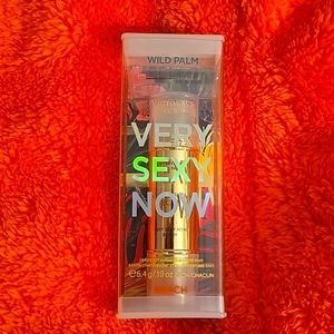 Victoria's Secret Very Sexy Now Fragrant Shimmer & Glow Duo in Wild Palm & Beach